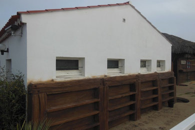 Exemple d'une façade de maison bord de mer.