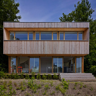 Idées déco pour une façade en bois marron moderne à un étage et de taille moyenne avec un toit plat.