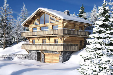 Ejemplo de fachada de casa gris rústica grande de tres plantas con revestimiento de madera, tejado a dos aguas y tejado de teja de barro