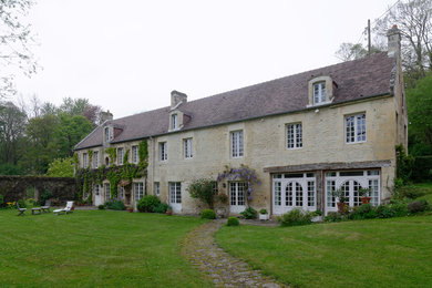 Idée de décoration pour une façade de maison champêtre.