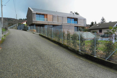 Cette photo montre une façade de maison tendance de taille moyenne.