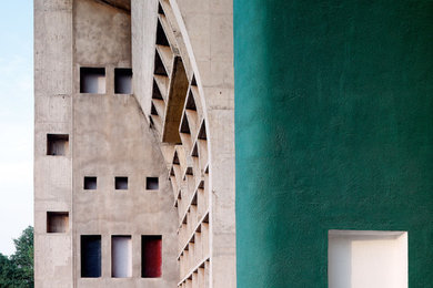 Dreistöckiges Modernes Haus mit Betonfassade und grauer Fassadenfarbe in Dijon