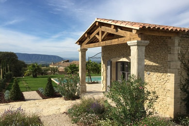 Ispirazione per la villa beige mediterranea a due piani con rivestimento in pietra, tetto a capanna e copertura in tegole