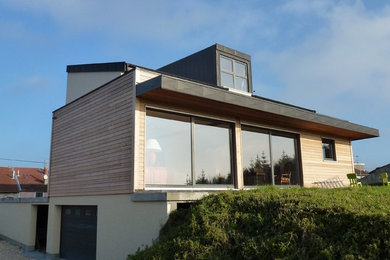 Construction d'une maison moderne avec portes et fenêtres en bois alu