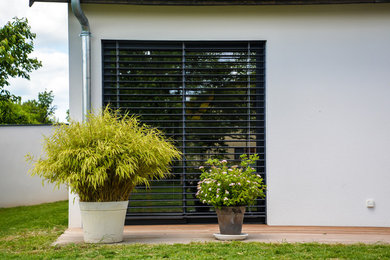 Modelo de fachada de casa blanca de una planta con tejado de teja de barro