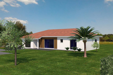 Aménagement d'une façade de maison blanche moderne en béton de taille moyenne et de plain-pied avec un toit à quatre pans et un toit en tuile.