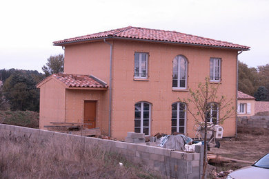 Réalisation d'une façade de maison méditerranéenne.