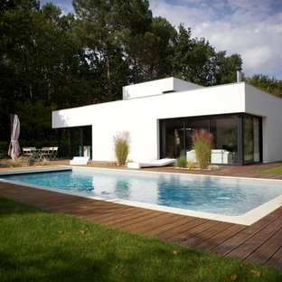 Idées déco pour une façade de maison blanche moderne de taille moyenne et de plain-pied avec un toit plat.