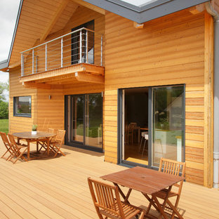 Inspiration pour une façade en bois marron rustique de taille moyenne et à un étage avec un toit à deux pans.