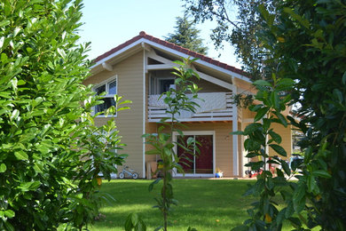 Exemple d'une façade de maison chic.