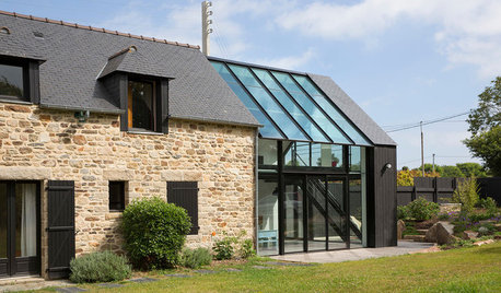 Architecture : Une extension en verre pour une maison de granit