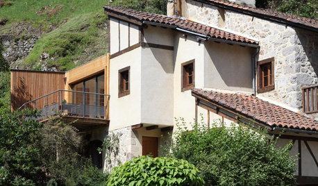 Architecture : Une extension en bois dans un village médiéval du Cantal