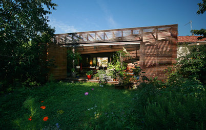 Architecture : Une extension en bois se fond dans la végétation