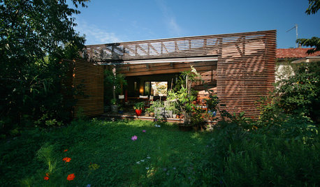 Architecture : Une extension en bois se fond dans la végétation