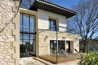 This is an example of a contemporary house exterior in Montpellier.