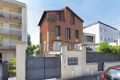 Modelo de fachada de casa pareada marrón actual de tres plantas con revestimiento de metal, tejado a dos aguas y tejado de metal