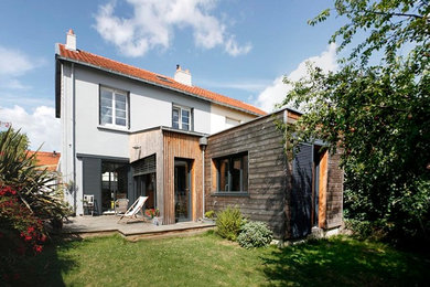 Idées déco pour une façade de maison contemporaine.