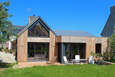 Cette photo montre une façade de maison tendance en bois avec un toit mixte.
