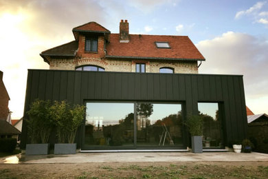 Exemple d'une grande façade de maison tendance.
