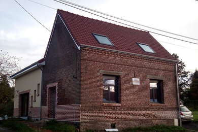Exemple d'une façade de maison éclectique.