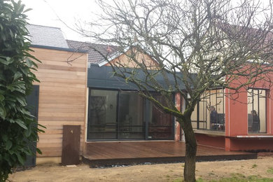 Idées déco pour une façade de maison contemporaine.