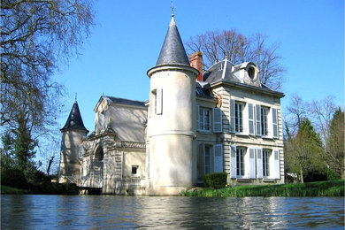 パリにある高級な中くらいなトラディショナルスタイルのおしゃれな家の外観 (石材サイディング) の写真