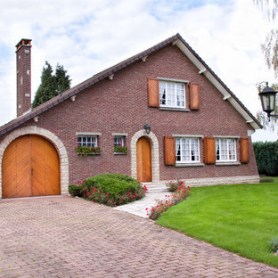 Inspiration pour une façade en brique rustique de taille moyenne et à un étage avec un toit à deux pans.