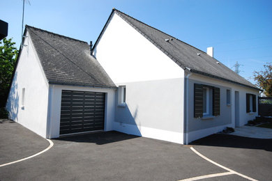 This is an example of a contemporary house exterior in Angers.