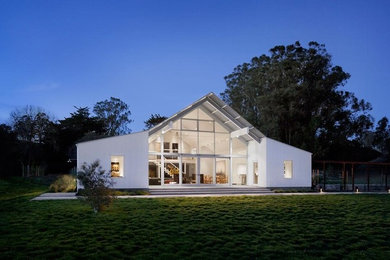 Cette image montre une façade de maison blanche rustique en bois de taille moyenne et à deux étages et plus.