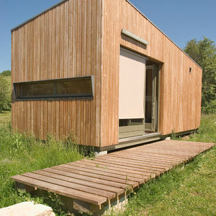 Idée de décoration pour une façade en bois marron design de taille moyenne et de plain-pied avec un toit plat.