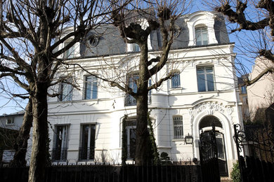 パリにあるトラディショナルスタイルのおしゃれな家の外観の写真