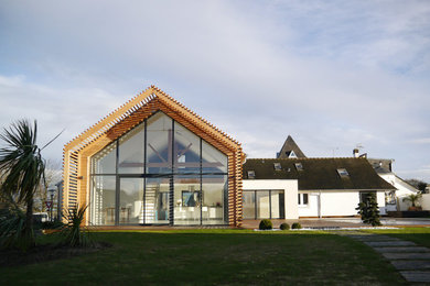 Modernes Haus mit Mix-Fassade, weißer Fassadenfarbe und Satteldach in Rennes