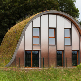 Idée de décoration pour une façade de maison marron bohème à un étage et de taille moyenne avec un revêtement mixte.