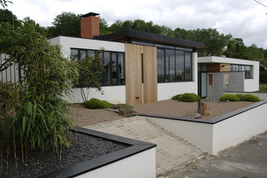 Идея дизайна: большой, двухэтажный, белый частный загородный дом в современном стиле с комбинированной облицовкой, плоской крышей и металлической крышей