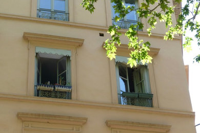 リヨンにあるトラディショナルスタイルのおしゃれな家の外観の写真