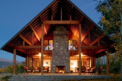 Idée de décoration pour une façade de maison marron champêtre en bois de taille moyenne et à deux étages et plus avec un toit à deux pans.