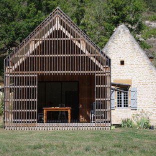 Inspiration pour une façade de maison bohème de plain-pied et de taille moyenne avec un toit à deux pans et un revêtement mixte.