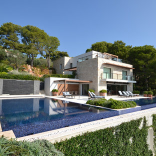 Aménagement d'une grand façade en brique blanche contemporaine à deux étages et plus avec un toit plat.