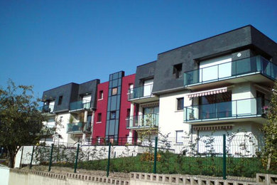 This is an example of a contemporary house exterior in Le Havre.