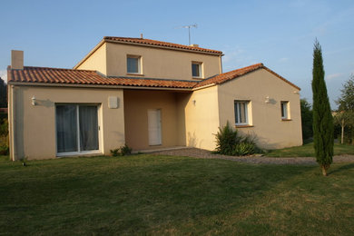 This is an example of a mediterranean house exterior in Nantes.