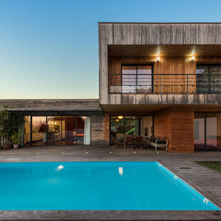 Idée de décoration pour une façade de maison marine avec un toit plat.