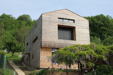 Exemple d'une façade de maison tendance de taille moyenne.