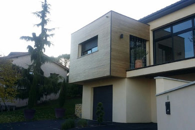 Exemple d'une façade de maison moderne.