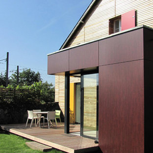 Inspiration pour une façade en bois marron design de taille moyenne et à un étage avec un toit à deux pans.