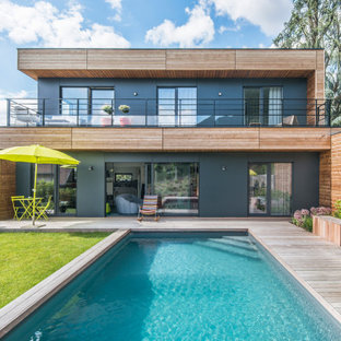Inspiration pour une façade de maison multicolore nordique à un étage avec un revêtement mixte et un toit plat.