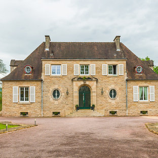 Aménagement d'une façade en pierre classique à un étage avec un toit à quatre pans.