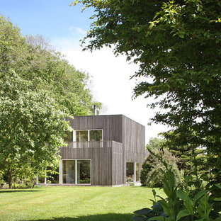 Aménagement d'une façade en bois marron moderne à un étage avec un toit plat.