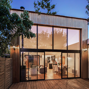 Aménagement d'une façade en bois marron contemporaine de plain-pied et de taille moyenne.