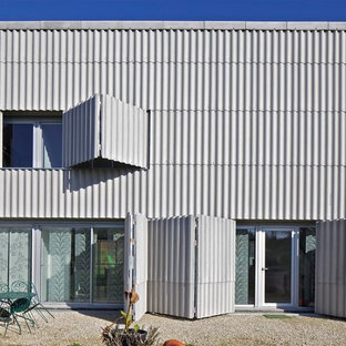 Réalisation d'une grand façade métallique urbaine à un étage avec un toit plat.
