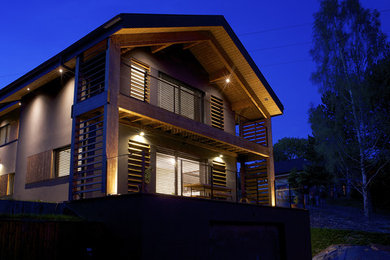 Exemple d'une grande façade de maison noire tendance en bois à deux étages et plus avec un toit à deux pans.
